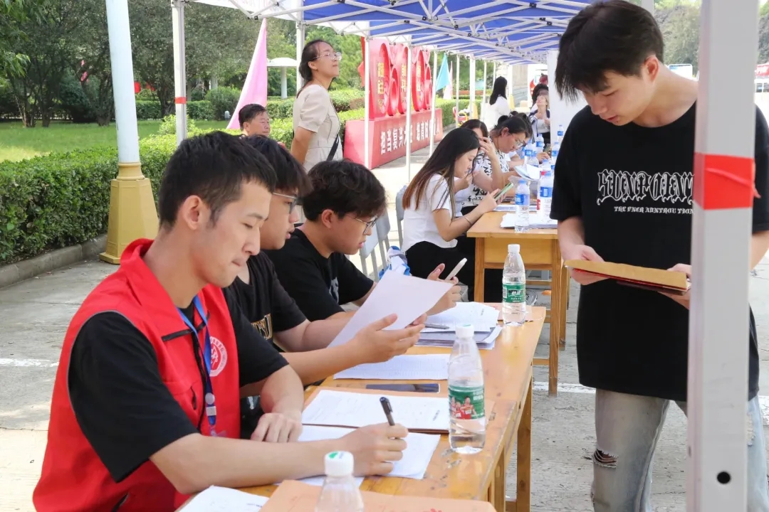 華翔學(xué)院新生報(bào)到，迎新啦！